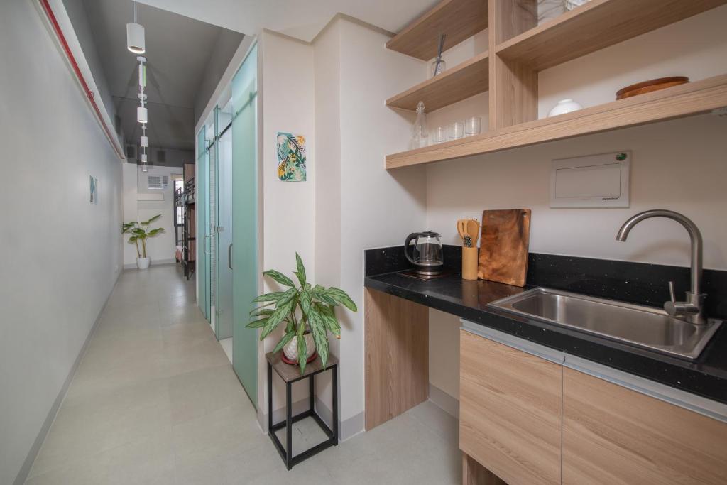 Kuchyň nebo kuchyňský kout v ubytování The Grid Co-Living Managed by HII