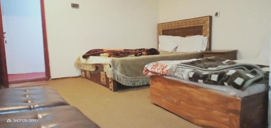 Postel nebo postele na pokoji v ubytování Skardu eat and stay