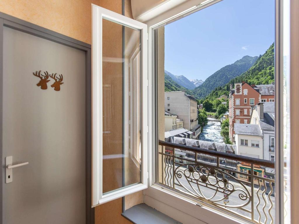 d'une fenêtre avec vue sur la rivière et les montagnes. dans l'établissement T2 avec vue sur village et montagnes à Cauterets - FR-1-401-300, à Cauterets