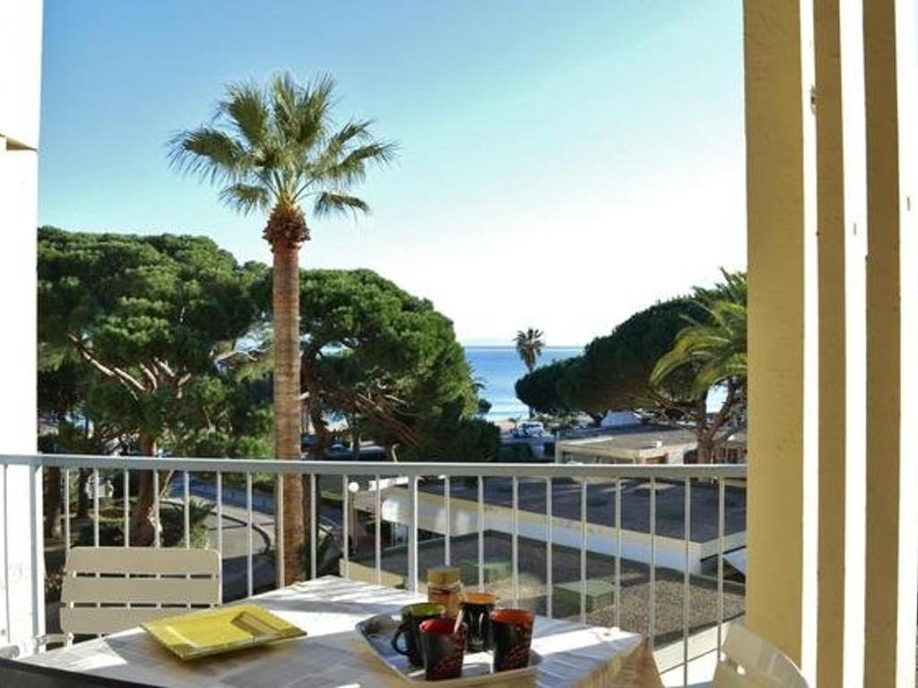 Photo de la galerie de l'établissement Duplex T2 lumineux, 4 pers, centre-ville, terrasses, plage à 100m, clim, garage - FR-1-803-58, au Lavandou