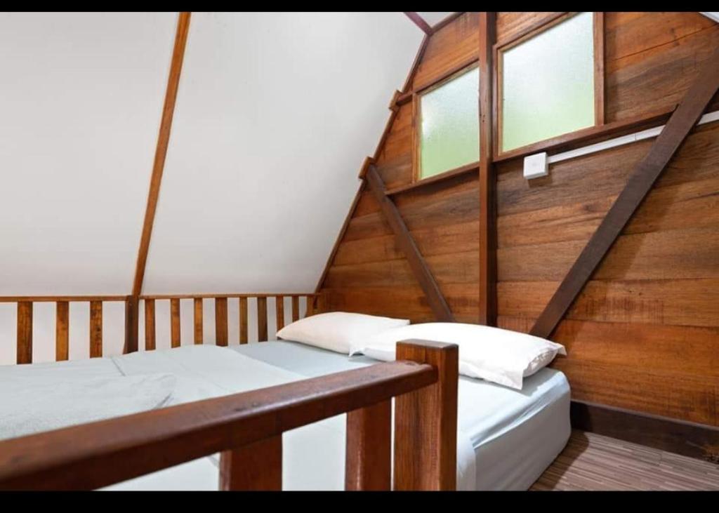 Voodi või voodid majutusasutuse Hillside cottage tulip room with loteng toas