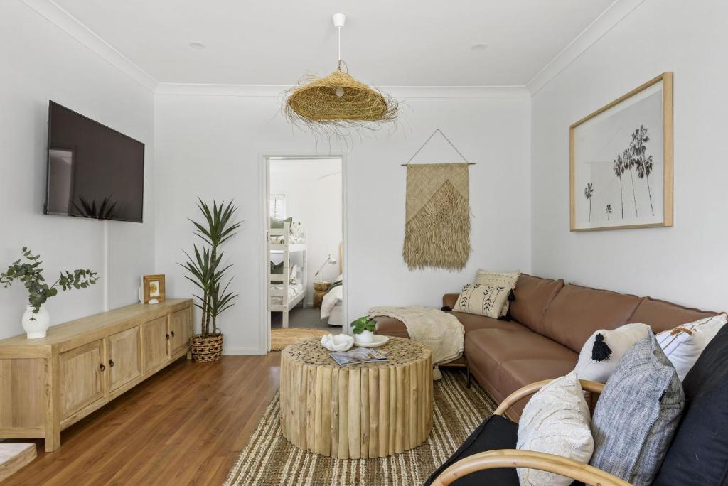 BerraraにあるBerrara Beach House - Belle Escapes Jervis Bayのソファとテーブルのあるリビングルーム