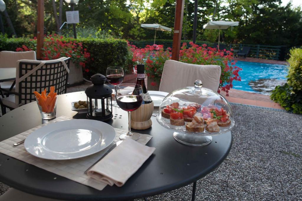 Bazén v ubytování Park Hotel Chianti nebo v jeho okolí