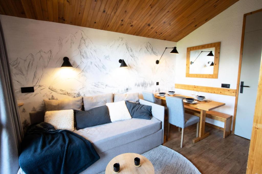 un salon avec un canapé et une table dans l'établissement Résidence Les Brigues - maeva Home - Appartement 2 pièces 6 personnes - Confort MAE-7127, à Courchevel