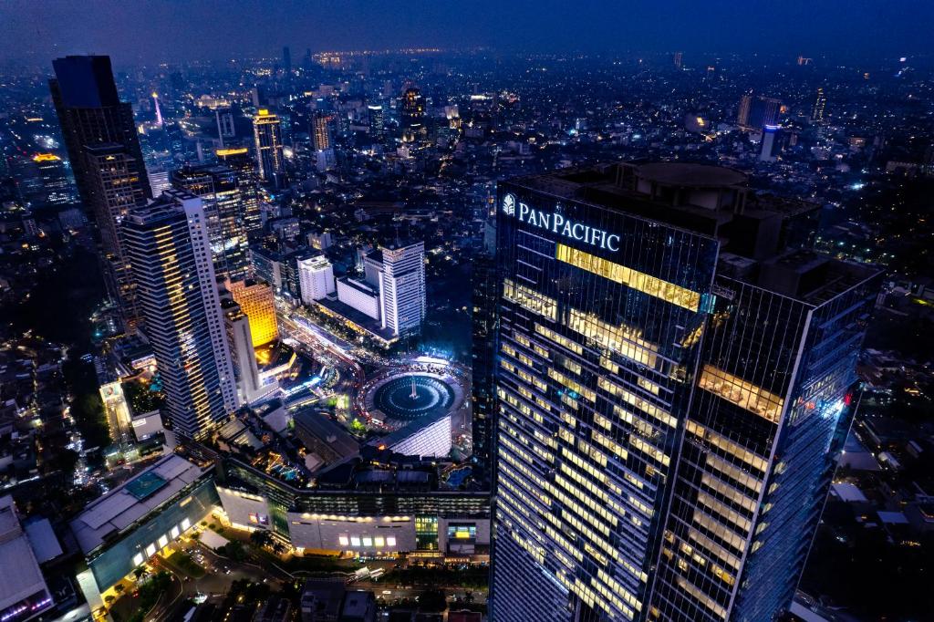 雅加达Pan Pacific Jakarta的夜晚的城市鸟瞰图