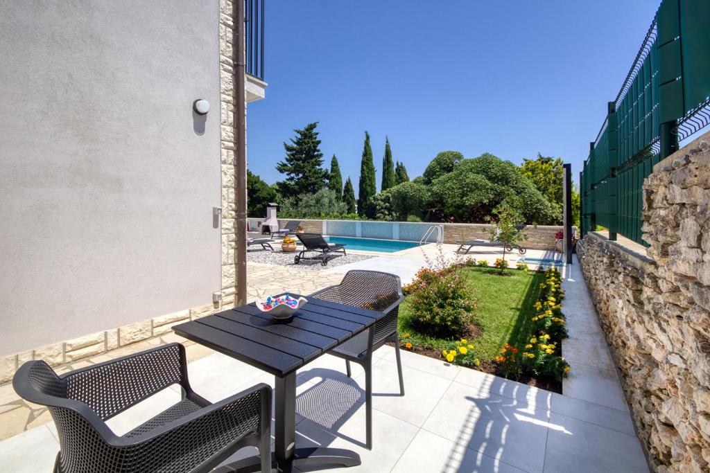 Bazén v ubytování Delightfully house with a private pool and a sea view nebo v jeho okolí