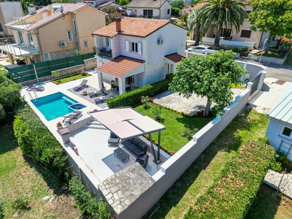 Bazén v ubytování Delightfully house with a private pool and a sea view nebo v jeho okolí