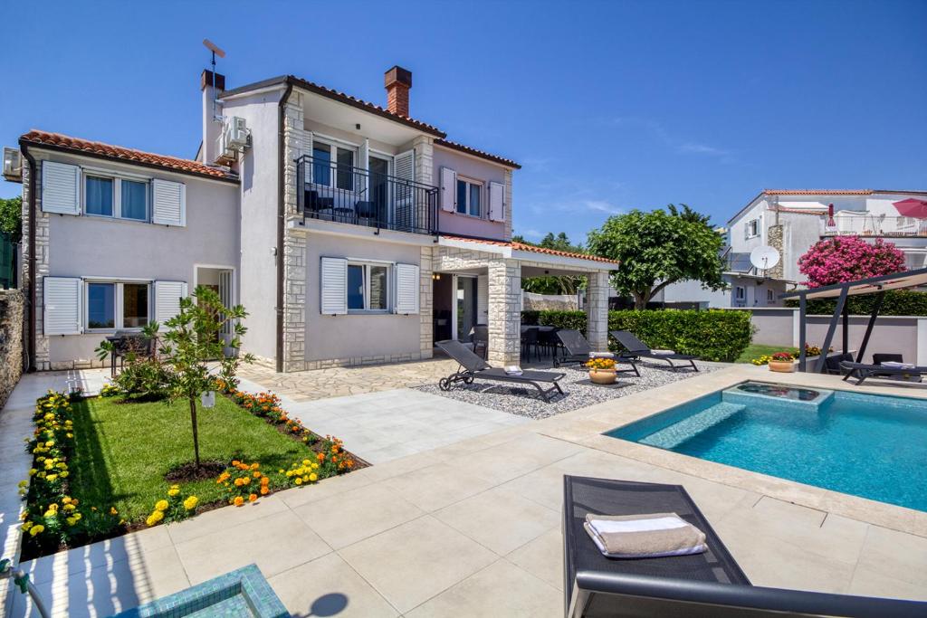Bazén v ubytování Delightfully house with a private pool and a sea view nebo v jeho okolí