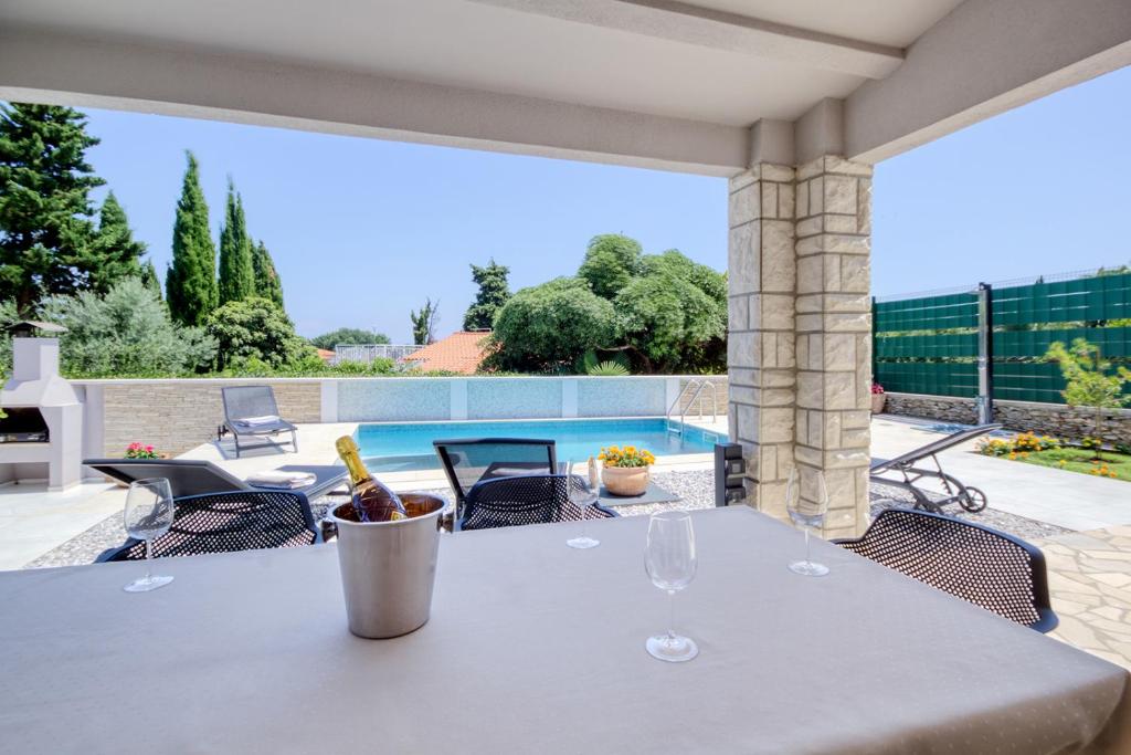 Bazén v ubytování Delightfully house with a private pool and a sea view nebo v jeho okolí