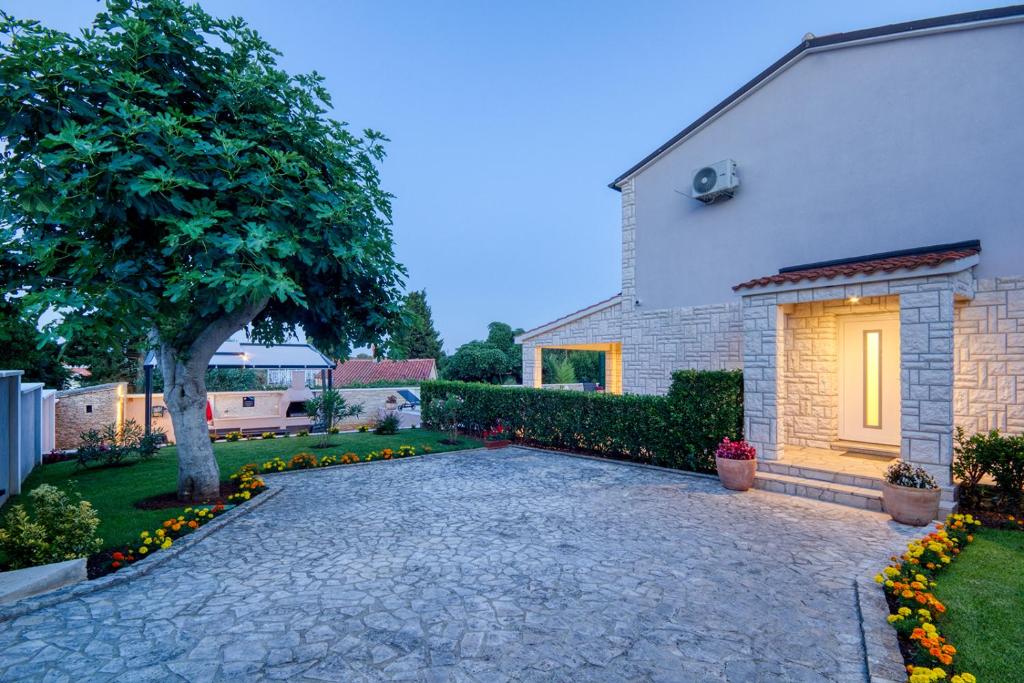 Zahrada ubytování Delightfully house with a private pool and a sea view