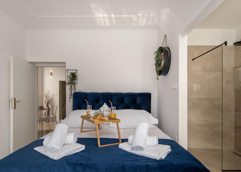 Posteľ alebo postele v izbe v ubytovaní Villa Adriatic, Apartment Rebecca with heated swimming pool, sew view, childrens playground
