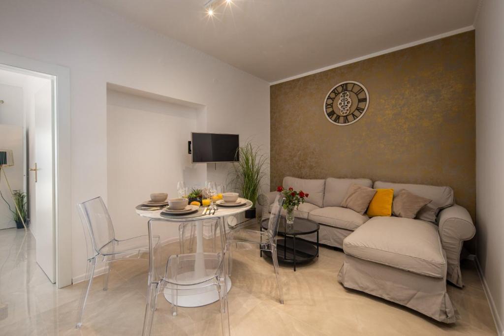 Posedenie v ubytovaní Villa Adriatic, Apartment Rebecca with heated swimming pool, sew view, childrens playground
