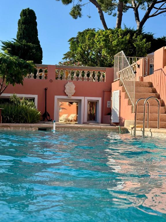 Bazén v ubytování Chambre d'hôtes A l'ancre marine de la Villa Rose nebo v jeho okolí