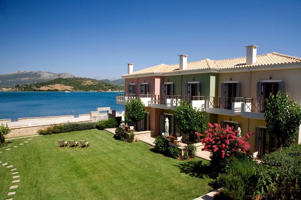 a large house with a large yard with a lake at Thalassa Mare Villas in Lygia