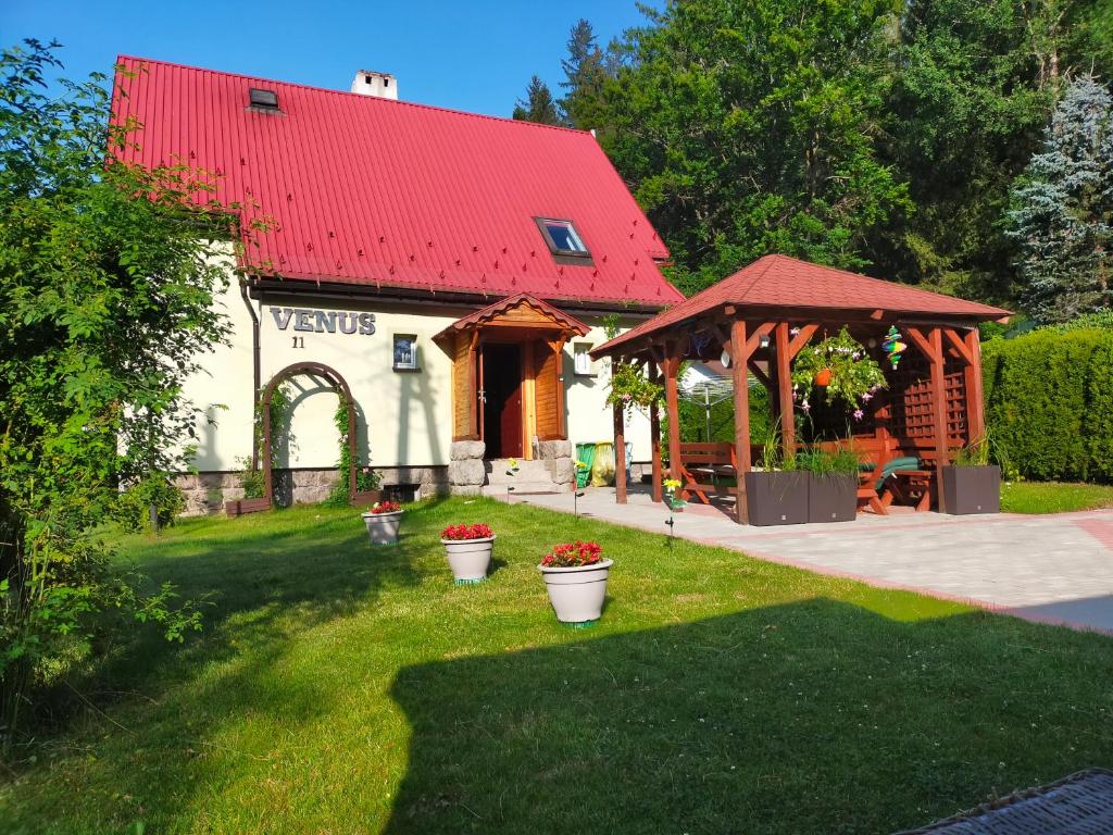 Vonkajšia záhrada v ubytovaní Pokoje Gościnne Venus