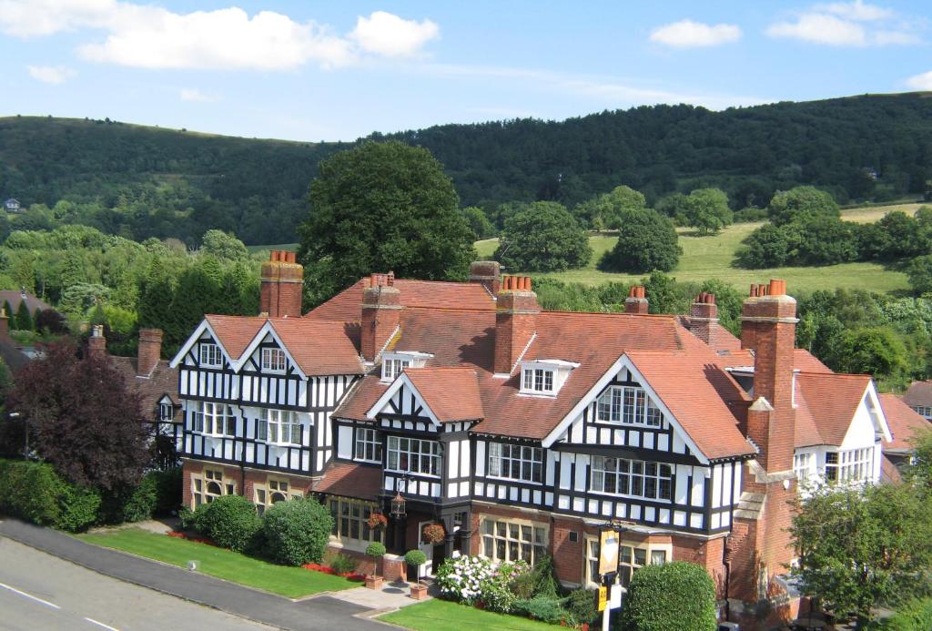 una vista aérea de una gran casa con en Colwall Park - Hotel, Bar & Restaurant en Great Malvern