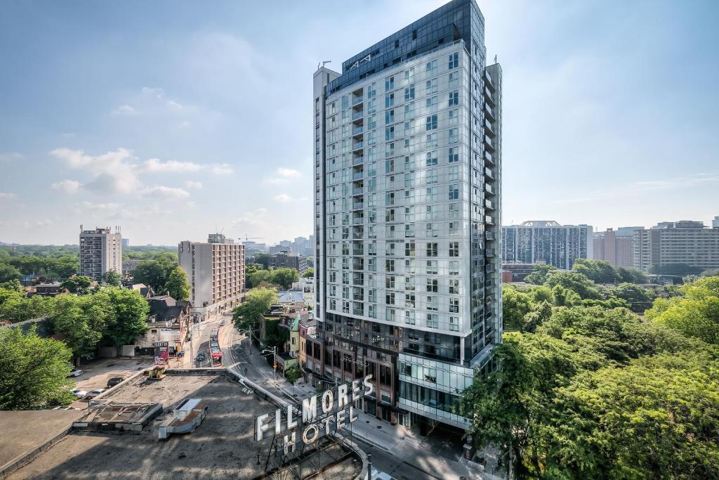 una vista aerea di un alto edificio in una città di RivetStays - The Jarvis a Toronto