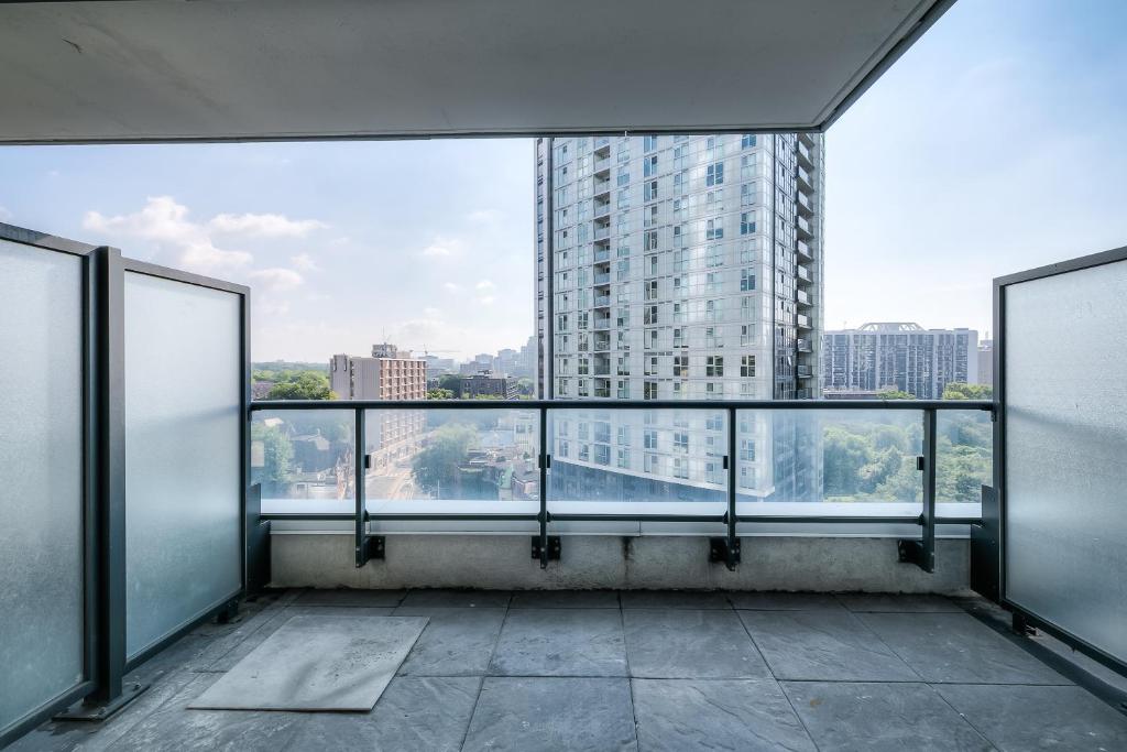 una stanza vuota con vista su un edificio alto di RivetStays - The Jarvis a Toronto