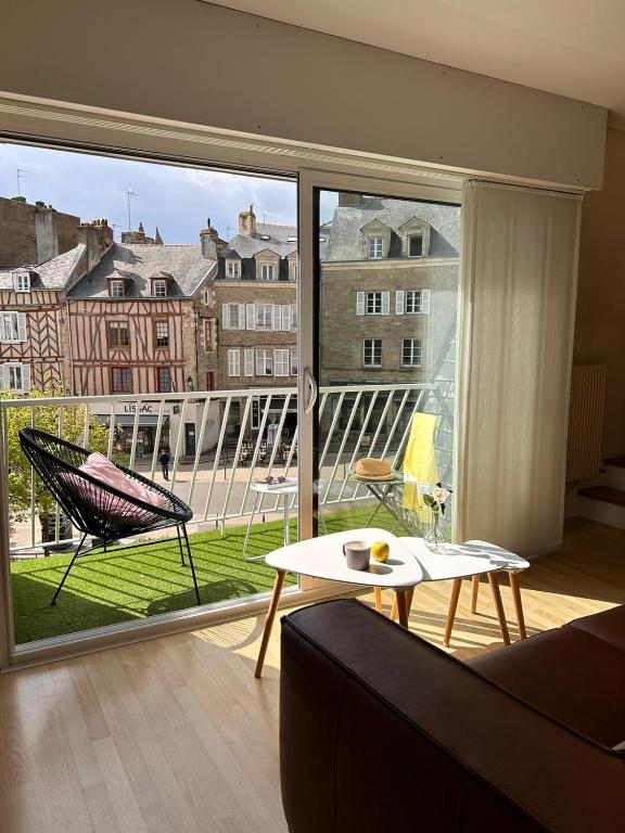 - un salon avec vue sur un balcon dans l'établissement LAROCHE Grand duplex dans le centre historique avec garage, à Vannes