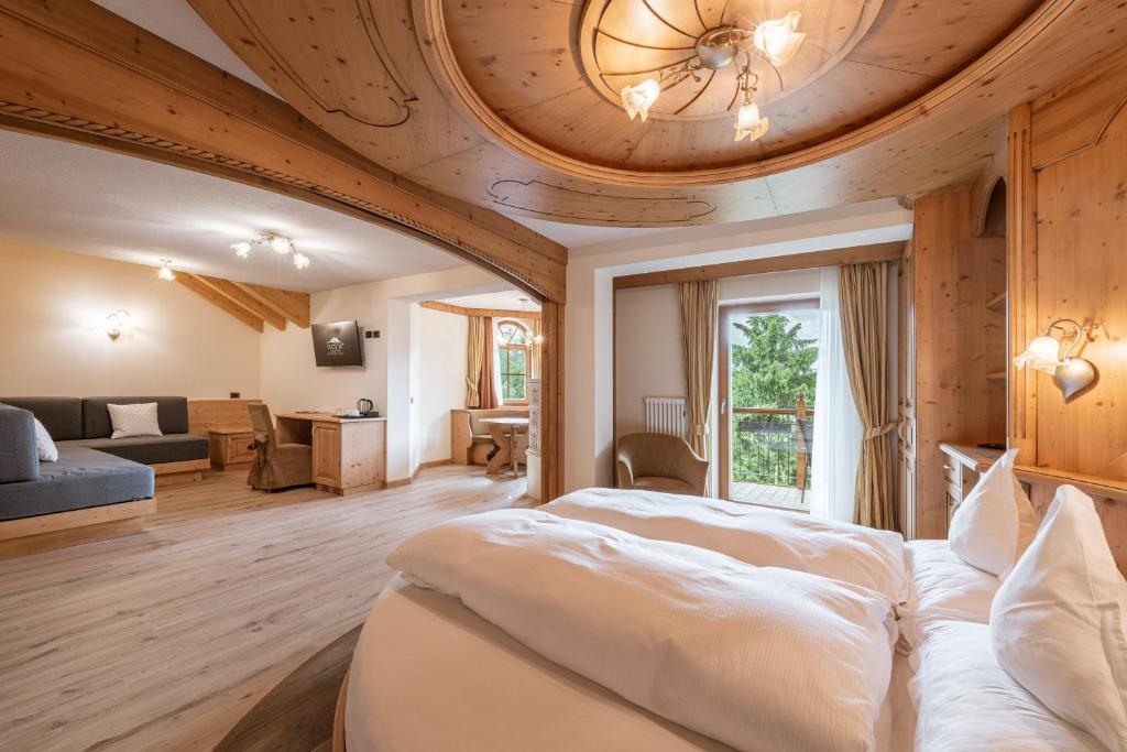 Postel nebo postele na pokoji v ubytování Renè Dolomites Boutique Hotel