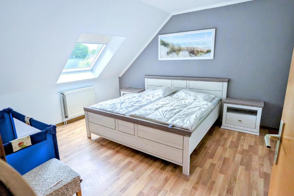 a bedroom with a bed and two windows at Gasthaus Deichkieker - Wo die Nordsee dich umarmt und Erholung beginnt in Horumersiel