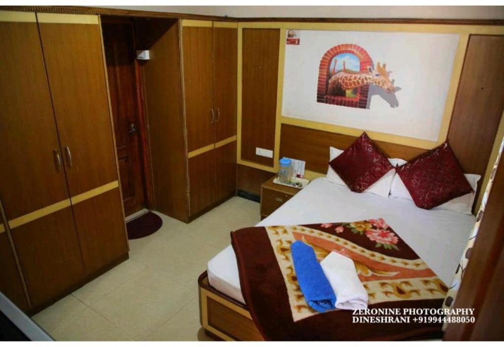Postel nebo postele na pokoji v ubytování Sri Krishna Residency
