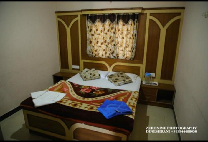 Postel nebo postele na pokoji v ubytování Sri Krishna Residency