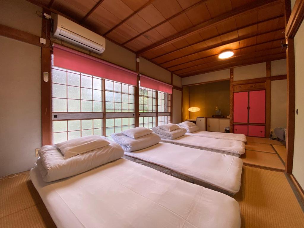 Postel nebo postele na pokoji v ubytování Naoshima J-House
