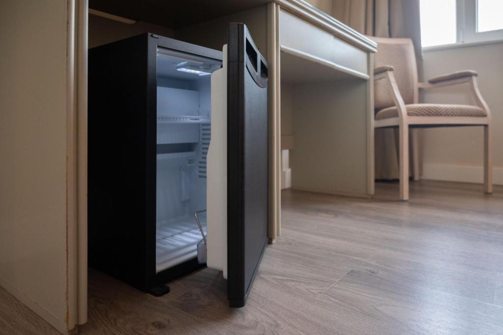 a black refrigerator with its door open in a room at Pato Rojo in Punta Umbría