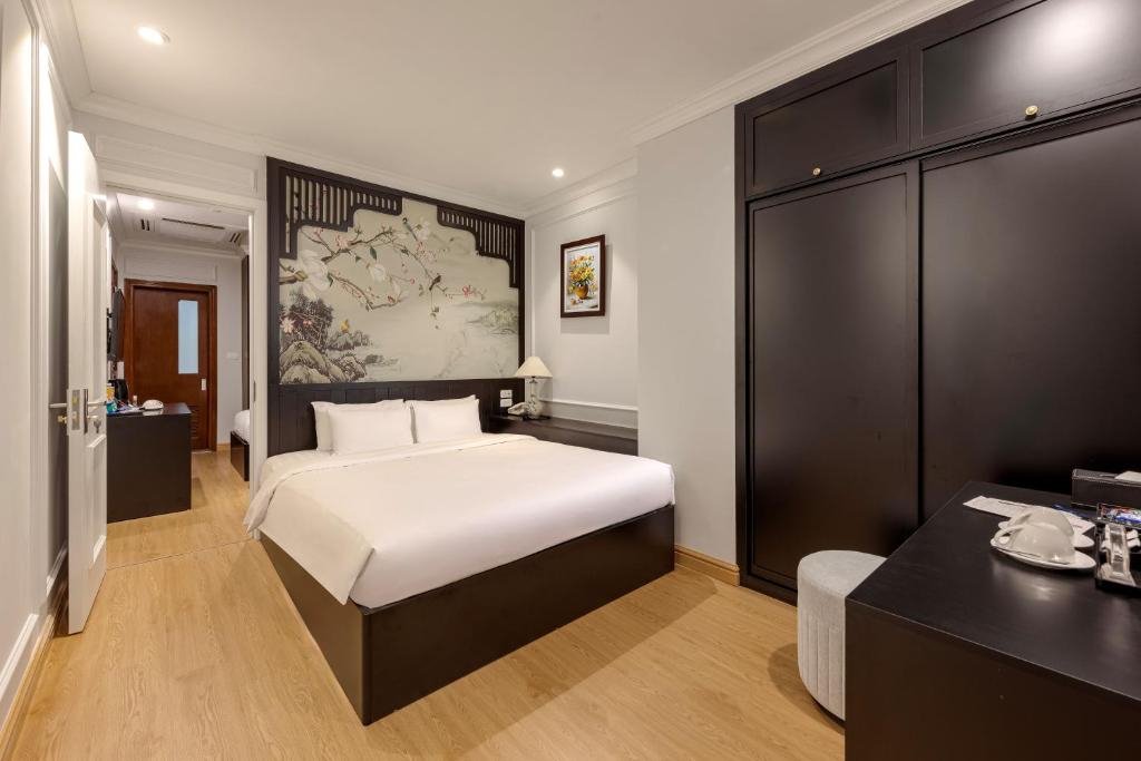 Postel nebo postele na pokoji v ubytování Serenata San de Hanoi Hotel
