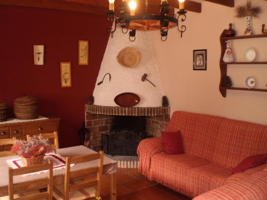 una sala de estar con un árbol de Navidad colgando sobre una chimenea en La Atalaya de Los Romanes, en Viñuela
