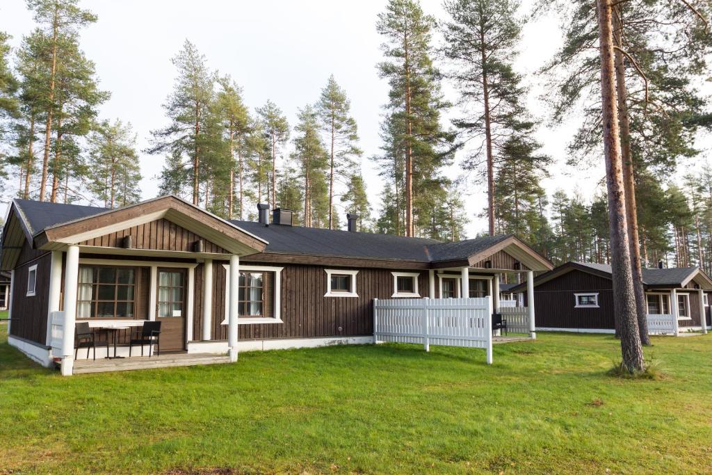 a house in the woods with a yard at Break Sokos Hotel Vuokatti Apartments in Vuokatti