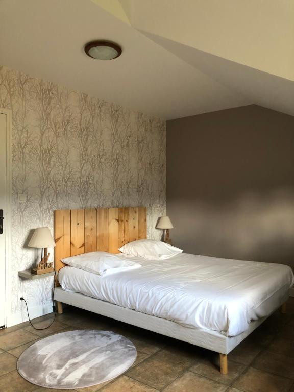 Postel nebo postele na pokoji v ubytování Logis Hôtel Volcan Sancy