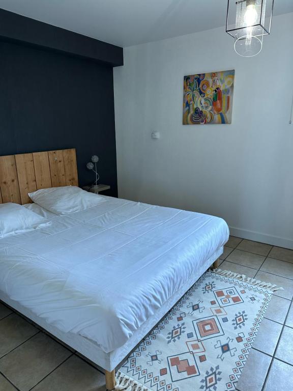 Postel nebo postele na pokoji v ubytování Logis Hôtel Volcan Sancy