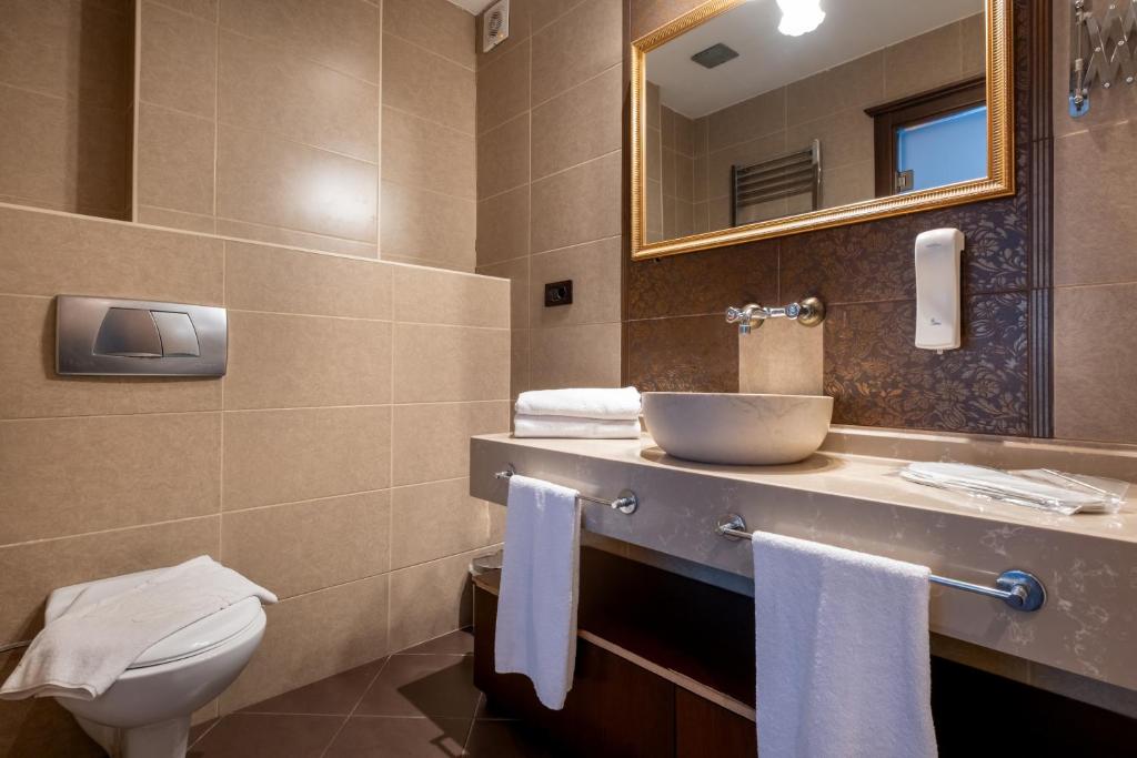 A bathroom at Mangana Konak Hotel