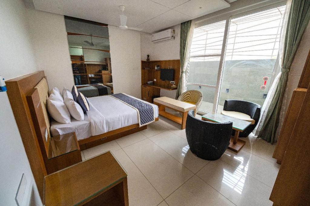 Postel nebo postele na pokoji v ubytování S R Pool Suites