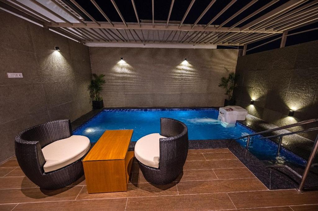 Bazén v ubytování S R Pool Suites nebo v jeho okolí