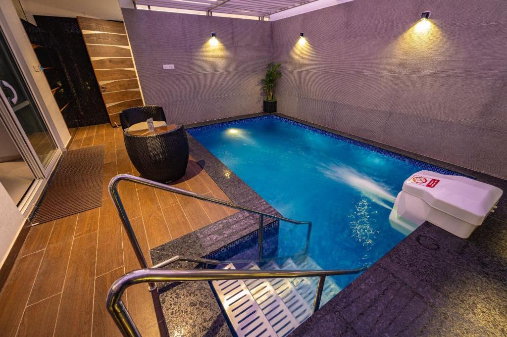 Bazén v ubytování S R Pool Suites nebo v jeho okolí