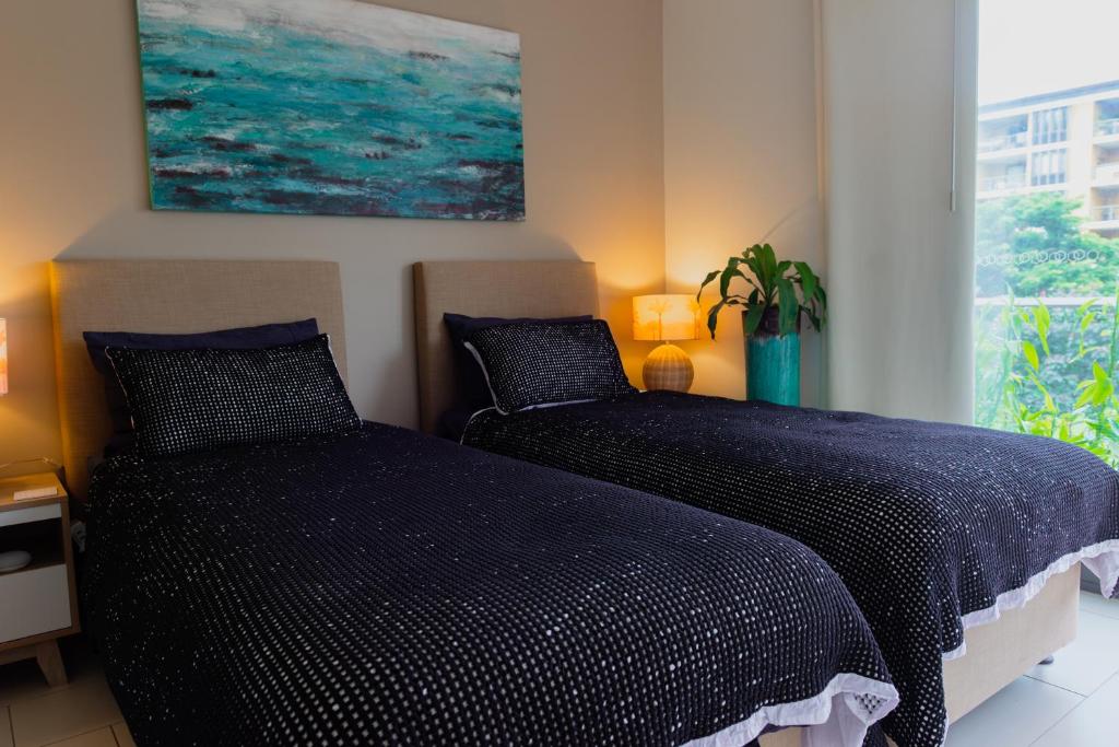 Postel nebo postele na pokoji v ubytování Barefoot Beach Apartment Darwin Waterfront