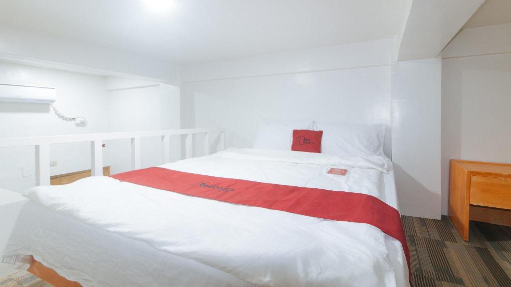 Postel nebo postele na pokoji v ubytování RedDoorz at Alaminos Pangasinan