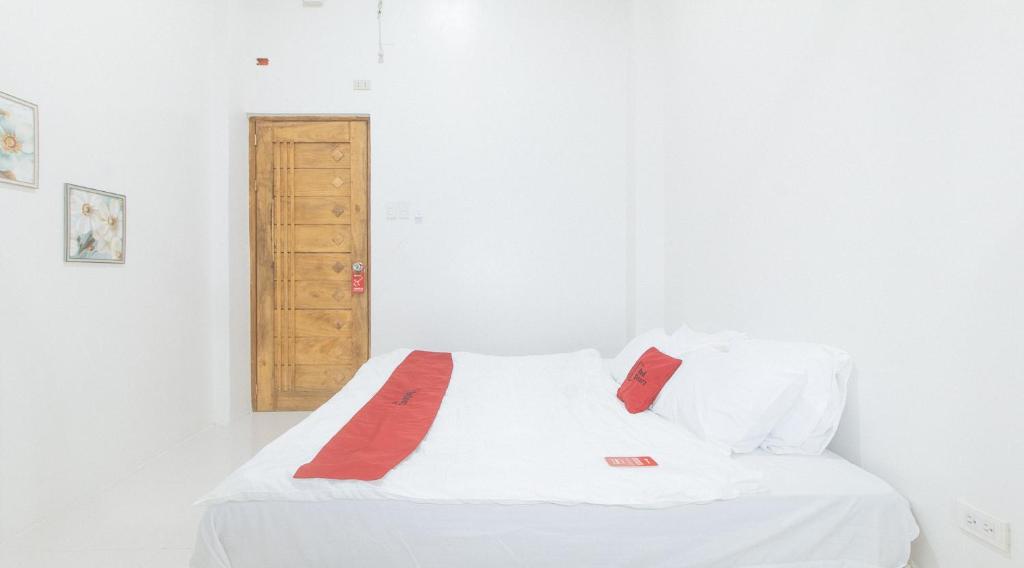 Postel nebo postele na pokoji v ubytování RedDoorz at Alaminos Pangasinan