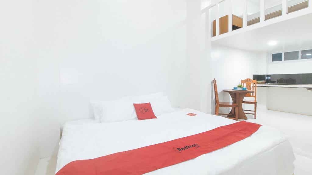 Postel nebo postele na pokoji v ubytování RedDoorz at Alaminos Pangasinan