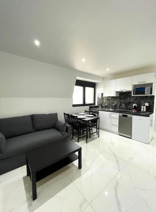 un salon avec un canapé et une table dans l'établissement Moderne F2 proche ORLY, Paris, à Paray-Vieille-Poste