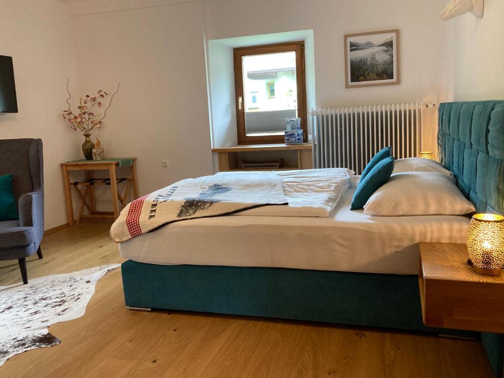 Posteľ alebo postele v izbe v ubytovaní Haus Standlgut Rauris -- incl Sommercard
