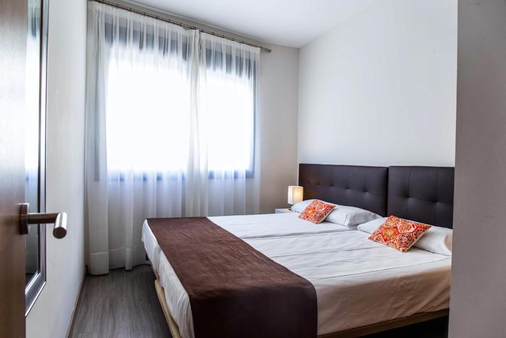 Postel nebo postele na pokoji v ubytování BLUESEA Dimona Suites