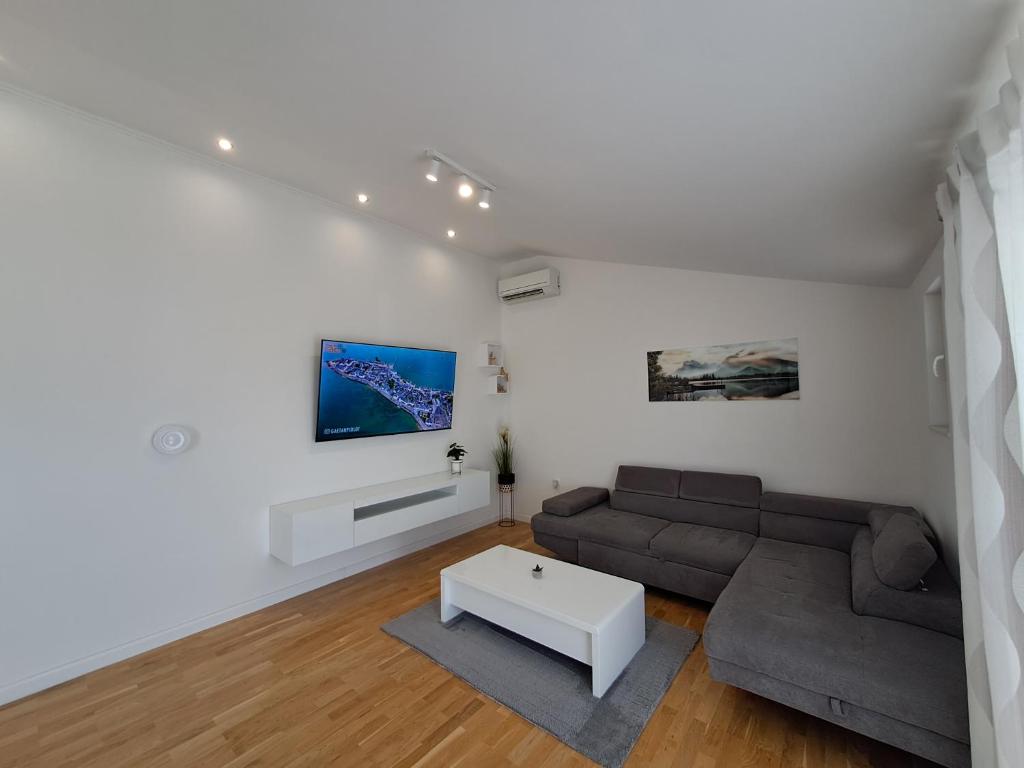 una sala de estar con un sofá y una mesa en luxury apartment on top floor, en Podstrana