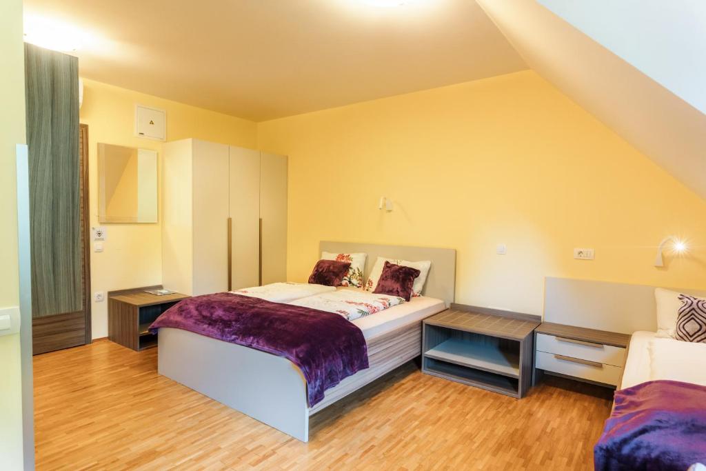 Postel nebo postele na pokoji v ubytování Dvorec Trebnik - SOBE
