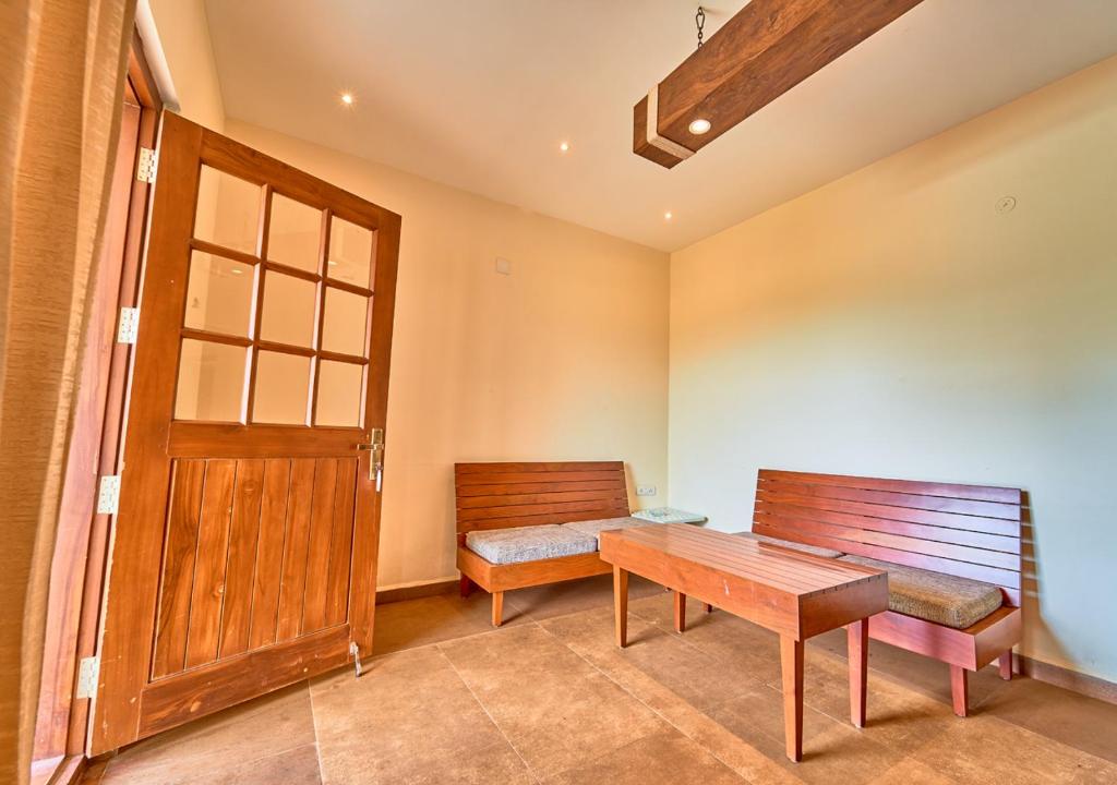 Fotografie z fotogalerie ubytování AJ Gable Clouds Ooty by VOYE HOMES - Serene Stay Near Avalanche Emerald Lake v destinaci Ooty