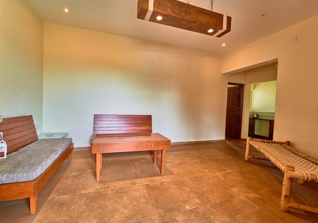 Posezení v ubytování AJ Gable Clouds Ooty by VOYE HOMES - Serene Stay Near Avalanche Emerald Lake