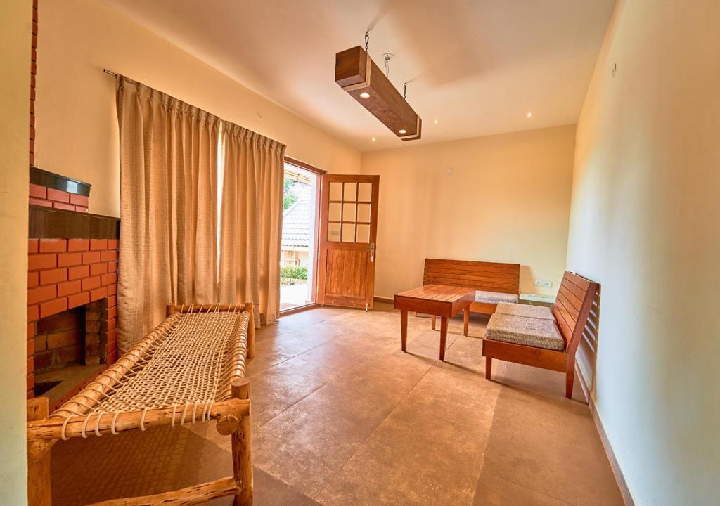 Posezení v ubytování AJ Gable Clouds Ooty by VOYE HOMES - Serene Stay Near Avalanche Emerald Lake